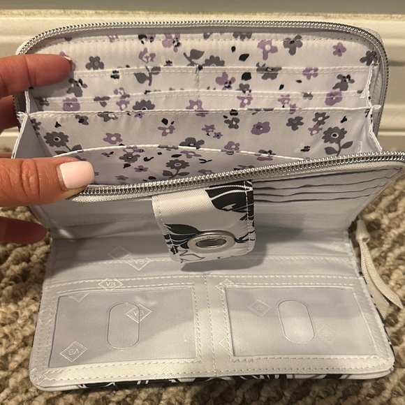 Vera Bradley Stylish Black and White Quilted Women's Wallet - Picture 4 of 7